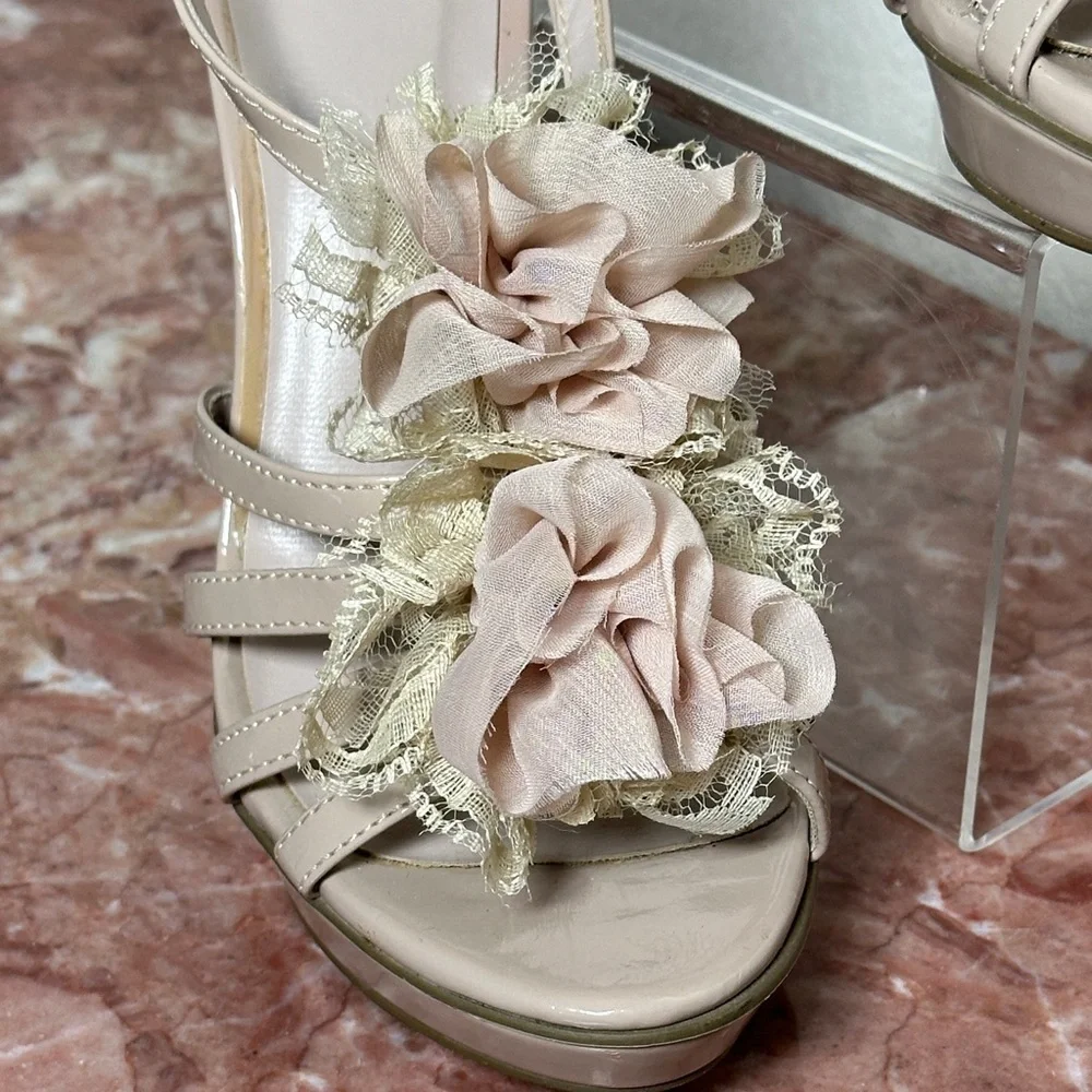 CHIC BLUSH FLORAL Heels Worn Once 6 1/2 Gorgeous